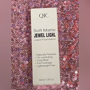 QiC Soft Matte Jewel Light Liquid Foundation -Buff Beige